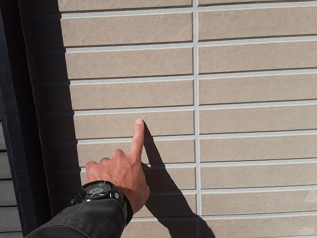 外壁のチョーキングを確認